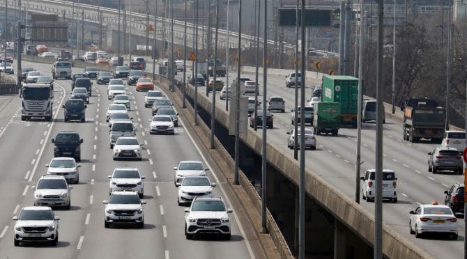 서울 강변북로를 지나는 차량 모습. 올해 상반기 자동차 보험사들의 손해율이 5년 만에 가장 낮아 6000억원이 넘는 영업이익을 올린 것으로 조사됐다. 사진=뉴시스