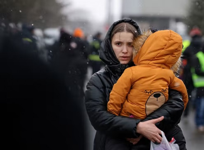 동유럽의 루마니아로 탈출한 우크라이나 피난민 가족. 사진=로이터