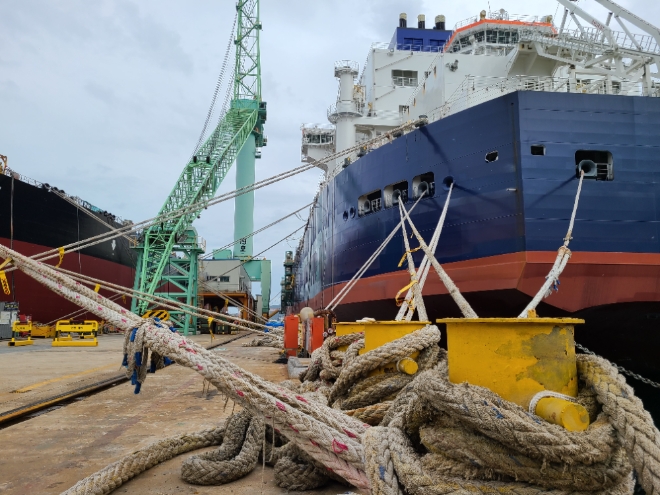삼성중공업은 5일 태풍 힌남노의 북상에 따른 피해를 최소화하기 위해 계류시설 내 선박들의 로프 고정 설비를 기존보다 2배 이상 강화했다고 밝혔다. 사진=삼성중공업