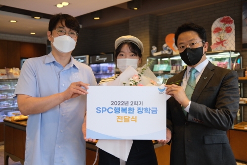 1일 파리바게뜨 전주중산로점에서 SPC행복한장학금 장학생으로 선발된 송현지 학생(가운데)이 가맹점 대표, SPC행복한재단 관계자와 함께 기념촬영을 하고 있다. 출처=SPC그룹.