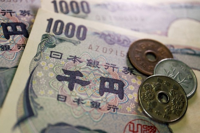 일본 법정화폐인 동전과 1000엔 지폐. 사진=로이터