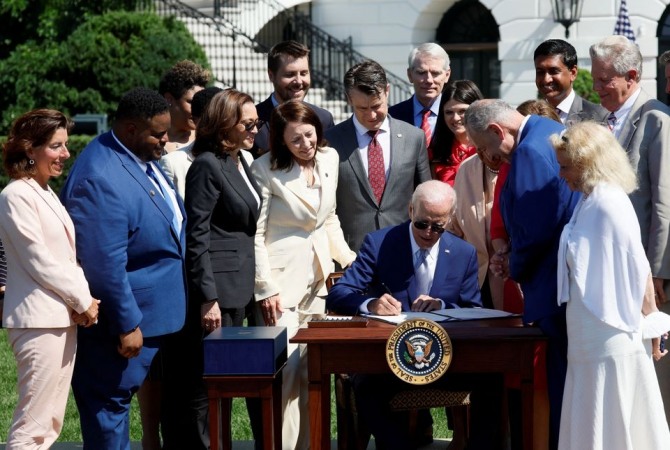 조 바이든 미국 대통령이 8월 9일(현지시간) 백악관 사우스론에서 지나 러몬도 상무부 장관(맨 왼쪽) 등이 지켜보는 가운데 '반도체 지원법'에 서명하고 있다. 사진=로이터
