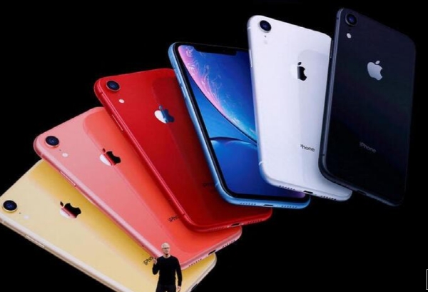 애플의 팀 쿡 최고경영자(CEO)가 지난 2019년 공개하는 아이폰11 신모델. 사진=로이터