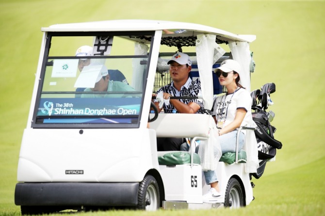 김시우와 예비신부 오지현. 사진=KPGA 민수용 포토