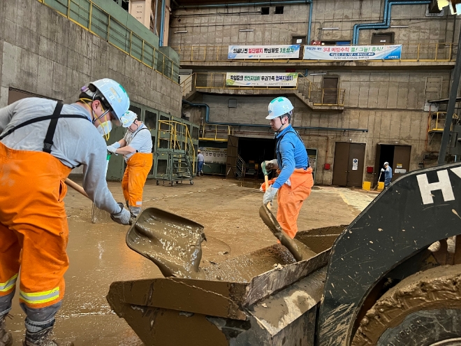 포스코 포항제철소 3연주공장에서 직원들이 밀려들어온 진흙을 퍼내고 있다. 사진=포스코