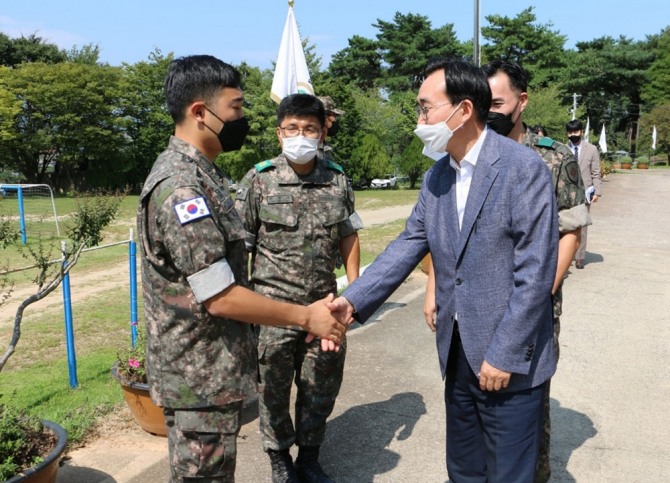 윤병태 나주시장이 추석을 앞두고 국토방위에 힘쓰는 군 장병들의 노고를 격려했다. / 전남 나주시=제공