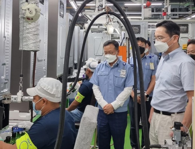 이재용 삼성전자 부회장이 9일(현지 시각) 삼성전자 멕시코 케레타로 냉장고 생산 공장을 점검하고 있다. 사진=삼성전자