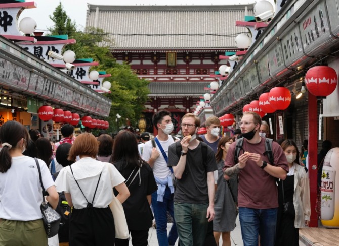지난 7일 일본을 찾은 외국인 관광객들이 도쿄 아사쿠사의 나카미세 거리를 걸어가고 있다. 사진=도쿄 EPA/연합뉴스