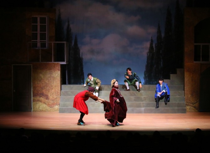 윌리엄 셰익스피어 작·한윤섭 연출 '로미오와 줄리엣'에서 ‘유모‘역을 맡은 양소영 (2019년 밀양아리랑센터)