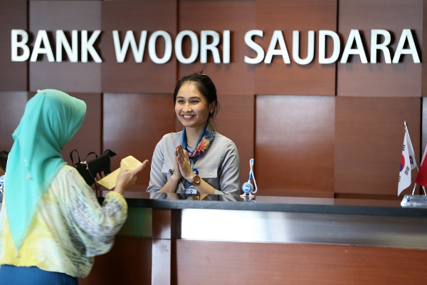 우리은행의 인도네시아법인인 우리소다라은행 직원이 고객을 응대하고 있는 모습. 우리은행은 2013년 소다라은행 지분을 인수한 뒤 이듬해 인도네시아법인과 합병해 우리소다라은행을 출범시켰다. 사진=우리은행