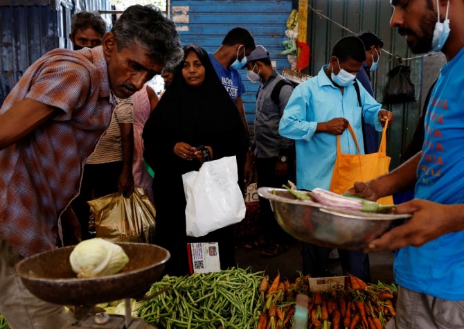 전 세계가 인플레이션을 겪으면서 글로벌 식량 위기가 악화될 가능성이 고조되도 있다. 스리랑카 콜롬보에서 한 여성이 식품인플레이션이 만연한 시장에서 채소를 구입하고 있다. 사진=로이터