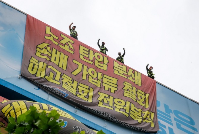 지난달 31일 오후 서울 강남구 하이트진로 본사에서 농성하는 민주노총 조합원들. 사진=뉴시스