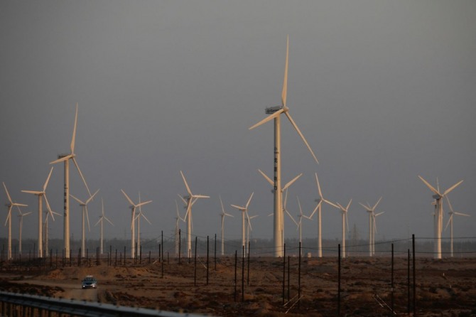 중국 간쑤성 유먼시 인근 발전소의 풍력발전 터빈들. 사진=로이터