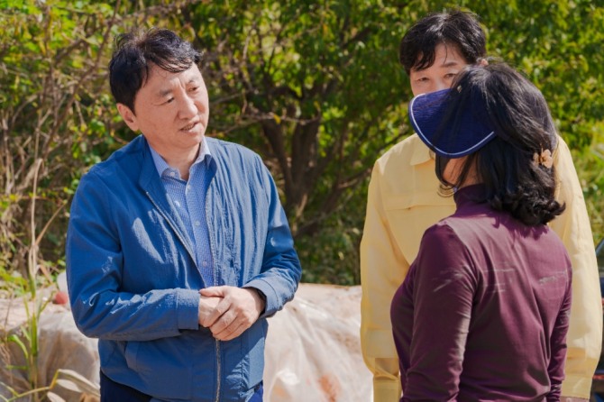 지난 13일 권준학 은행장(왼쪽)은 경상북도 경주시 소재 태풍 피해 농가를 찾아 애로사항을 청취하고 구호품을 전달했다. [사진=NH농협은행]