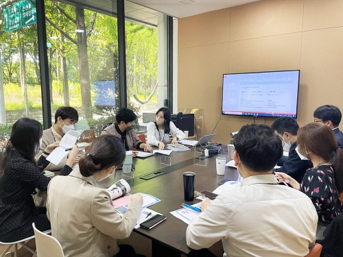 바디프랜드 임직원들이 중국어 수업을 듣고 있다. 출처=바디프랜드.