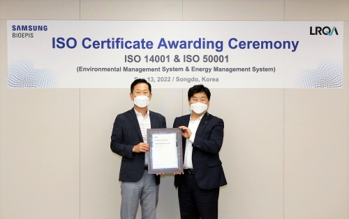 삼성바이오에피스 고한승 사장(사진 왼쪽)과 로이드인증원 이일형 대표가 13일 송도 사옥에서 열린 삼성바이오에피스 ISO 인증서 수여식에 참석, 기념 촬영을 하고 있다. 출처=삼성바이오에피스.
