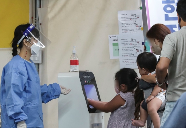 서울 강남구보건소 선별검사진료소에서 한 어린이가 검사를 앞두고 손을 소독하고 있다. 사진=뉴시스