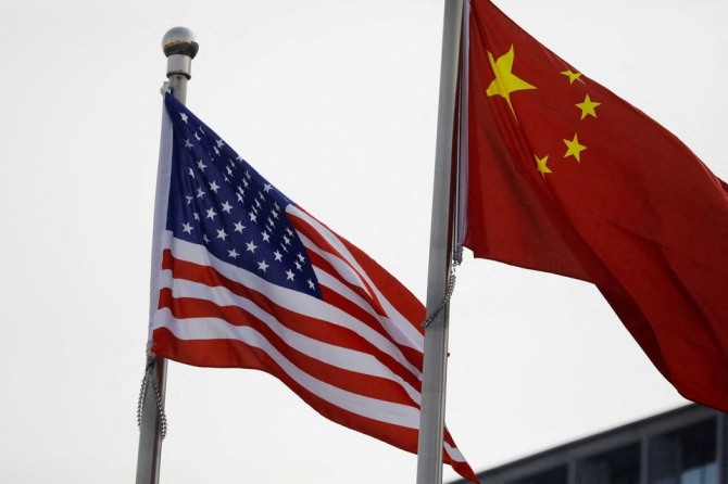 중국 베이징 내 한 미국 기업 건물에 게양된 미국 및 중국 국기. 사진=로이터