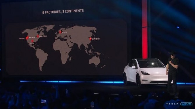 일론 머스크 테슬라 CEO가 테슬라의 전세계 기가팩토리 현황을 설명하고 있는 모습. 사진=테슬라