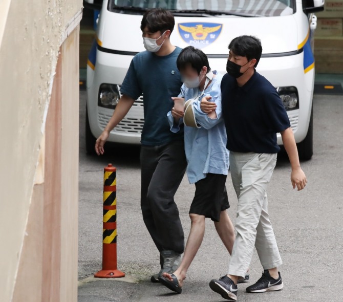 신당역 역무원 살인사건 피의자 30대 남성 A씨가 15일 오후 서울 중구 남대문경찰서로 호송돼 유치장으로 들어서고 있다. 서울교통공사에서 근무하다 직위해제된 A씨는 14일 밤 서울 지하철 2호선 신당역 여자화장실에서 20대 여성 역무원 B씨를 흉기로 찔러 살해했다. A씨는 역사 직원 2명과 사회복무요원, 시민 1명이 제압, 경찰에 현행범으로 체포됐다. 사진=뉴시스