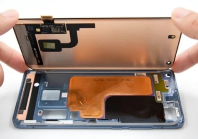 샤오미 MI10시리즈의 방열설계. 구리를 덮은 베이퍼챔버를 볼 수 있다. 갤럭시S22에는 베이퍼챔버가 없는 수준으로 알려졌다. 사진=샤오미투데이