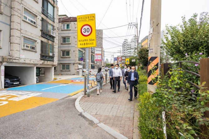 지난14일 윤환 계양구청장은 작전서운동 화전초등학교 입구를 둘러보고있다. (사진=계양구)