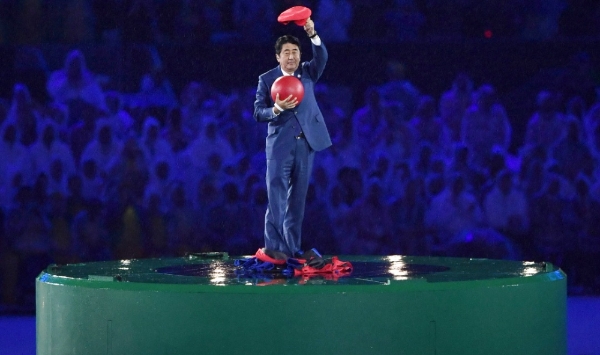 고 아베 신조 전 일본 총리가 지난 2016년 리우데자네이루 올림픽에서 게임 캐릭터 '마리오'의 모자를 쓰고 나타나 도쿄 올림픽 예고 퍼포먼스를 선보였다. 사진=AP통신·뉴시스
