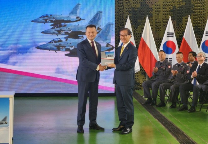 강구영 한국항공우주산업 사장(오른쪽)과 마리우시 브와슈차크 폴란드 부총리 겸 국방부 장관이 악수하고 있는 모습. 사진=연합뉴스