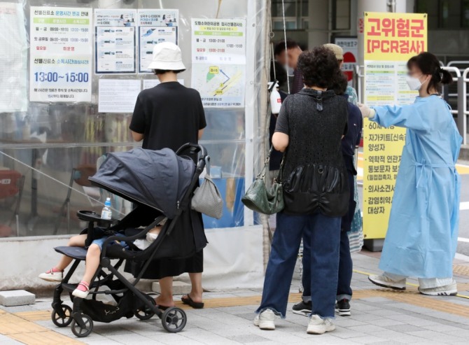 질병관리청 중앙방역대책본부(방대본)는 18일 0시 기준 코로나19 확진자가 3만4764명 늘어난 누적 2439만4466명이라고 밝혔다. 사진=뉴시스