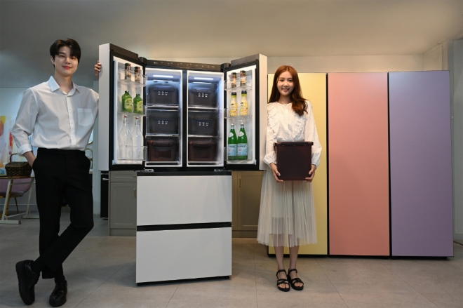 모델이 402L 용량 스탠드식 신제품(사진 왼쪽)과 1도어 냉장・냉동・김치 전용 'LG 컨버터블 패키지 오브제컬렉션' 신제품을 소개하고 있다. 사진=LG전자