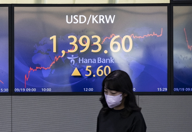 19일 오후 서울 중구 하나은행 딜링룸 전광판에 지수가 표시되고 있다. [사진=뉴시스]