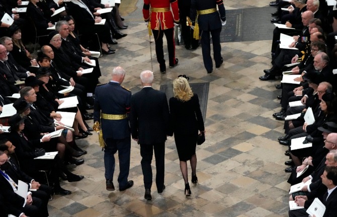 조 바이든 미 대통령(가운데)과 영부인 질 바이든(오른쪽)이 19일 런던 웨스트민스터 사원에서 고 엘리자베스 2세 여왕의 국장 참석을 위해 도착하고 있다. 사진=뉴시스