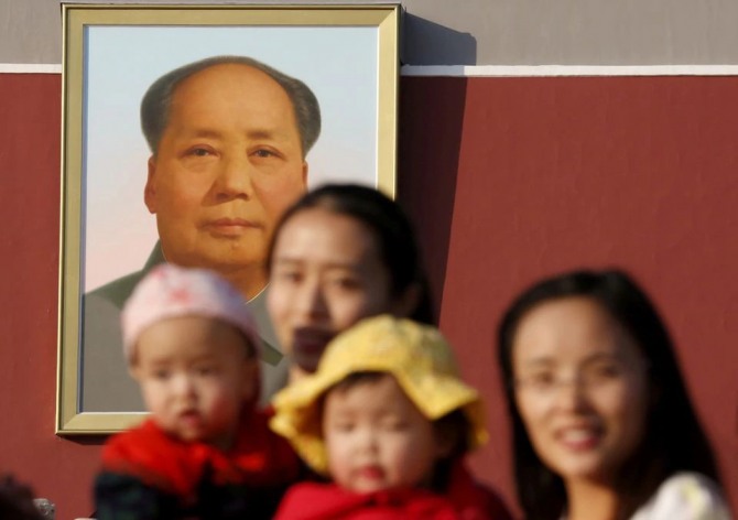 중국 베이징 천안문 앞 마오쩌둥 사진 앞에서 사진찍고 있는 두 엄마와 그 자녀들. 사진=로이터