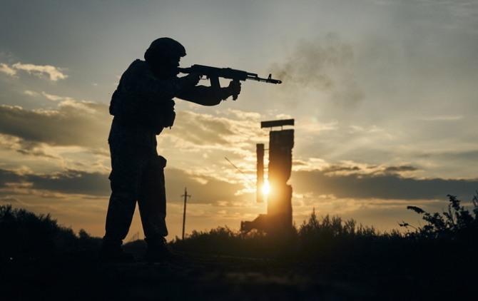 13일(현지시간) 우크라이나 하르키우주 이지움 인근에서 한 우크라이나 군인이 사격하고 있다. [사진=뉴시스]