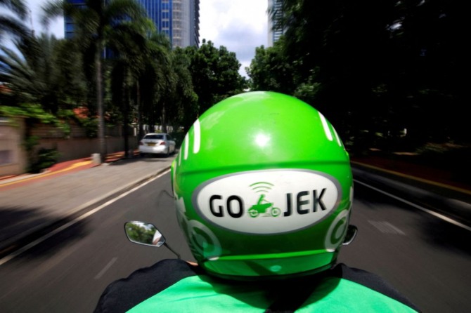 인도네시아 자카르타 거리를 달리는 고젝 오토바이 라이더. 사진=로이터