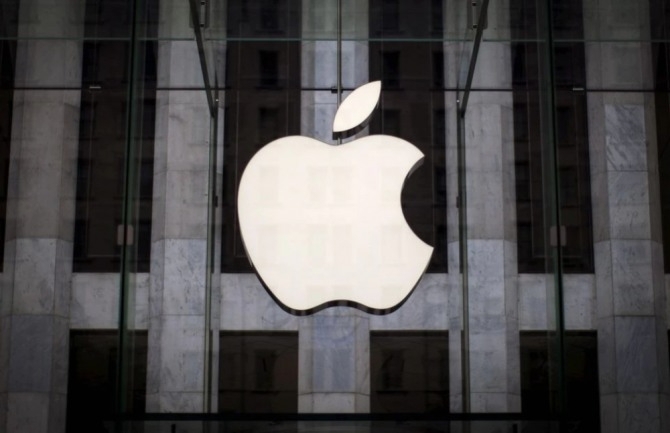 미국 뉴욕 맨해튼 소재 애플스토어에 걸린 애플 로고. 사진=로이터