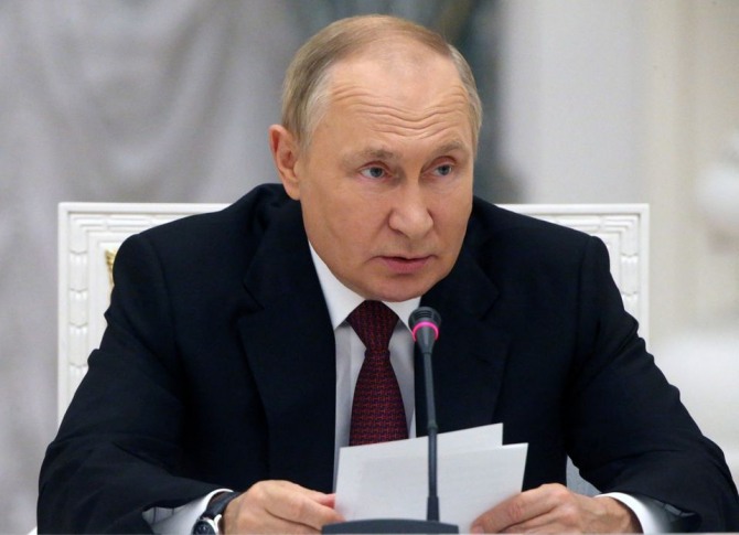 블라디미르 푸틴 러시아 대통령이 20일(현지시관) 크렘린궁에서  군 고위 관계자 회의를 주재하고 있다. 사진=로이터