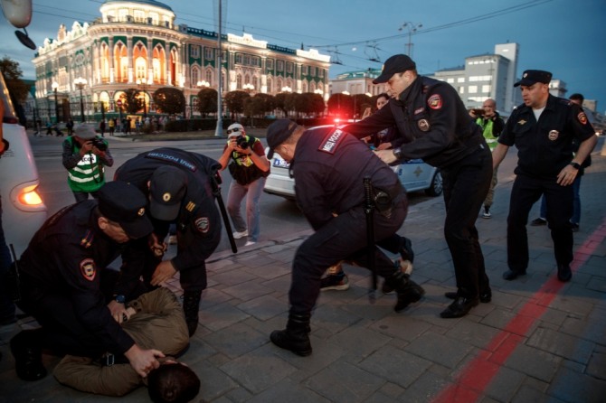 21일(현지 시각) 러시아 예카테린부르크에서 블라디미르 푸틴 러시아 대통령의 예비군 일부 동원령에 반대하는 시위대가 체포되고 있다. 사진=AP/뉴시스