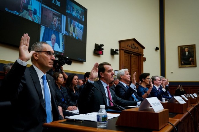 제이미 다이먼 JP모건 체이스 최고경영자(CEO, 왼쪽에서 세번째)를 비롯한 미국 주요 금융 기관 대표들이 21일(현지시간) 미국  하원 금융서비스위원회 청문회에서 증인 선서를 하고 있ㄸ