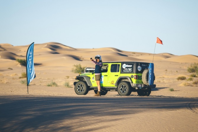 지난해 리벨 랠리, 랭글러 4xe로 테랄린 피터리트와 팀을 이룬 니나 바로우가 캘리포니아 사막에서 나침반을 확인하고 있다 