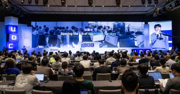 '업비트 개발자 컨퍼런스(UDC) 2022'에서 송치형 두나무 회장이 환영사를 하고 있다. 사진=두나무