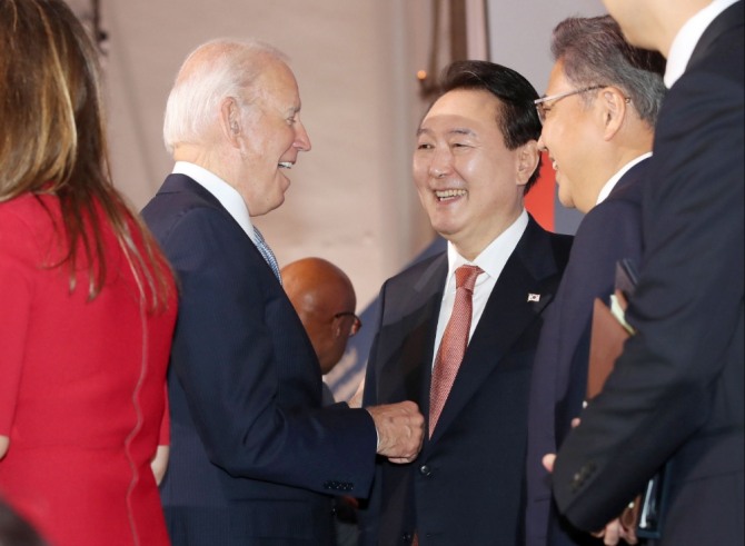 윤석열 대통령과 조바이든 미국대통령이 대화를 나누고 있다. 사진=뉴시스