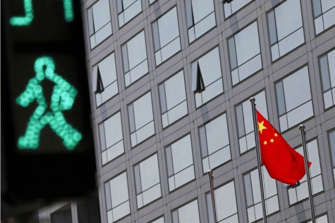중국 베이징 금융가의 중국 증권감독관리위원회(CSRC) 건물 밖에 중국 국기가 펄럭이고 있다. 사진=로이터
