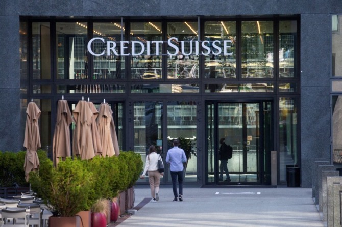 스위스 쮜리히의 한 건물 입구에 보이는 크레디트 스위스 은행의 로고. 사진=로이터