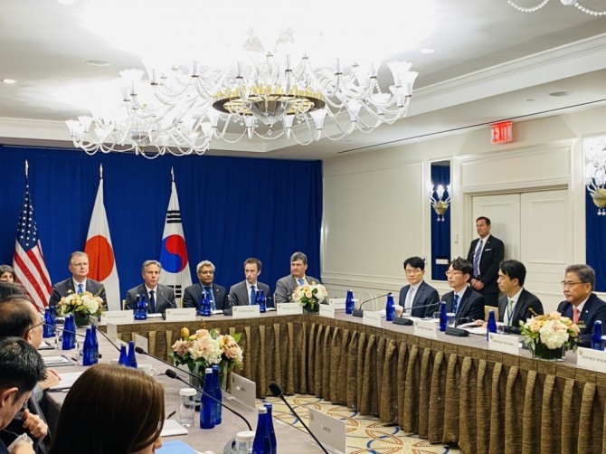 한국,미국, 일본 외교부 장관이 22일(현지시간) 뉴욕에서 회담하고 있다. 사진=공동 취재단