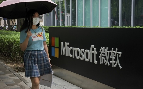 마이크로소프트 중국 베이징 사옥 앞을 한 여성이 지나가고 있다. 사진=AP통신·뉴시스