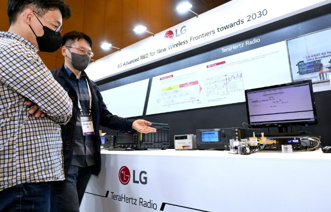 LG전자 직원이 6G 무선 송수신 테스트를 시연하기에 앞서 카이스트와 함께 개발한 6G 테라헤르츠 안테나 모듈을 소개하고 있다. 사진=LG전자