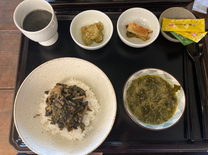 오뚜기 두수고방 컵밥 '산채나물 비빔밥'과 '버섯들깨미역국밥'의 국을 그릇에 담은 모습. 사진=안희진 기자
