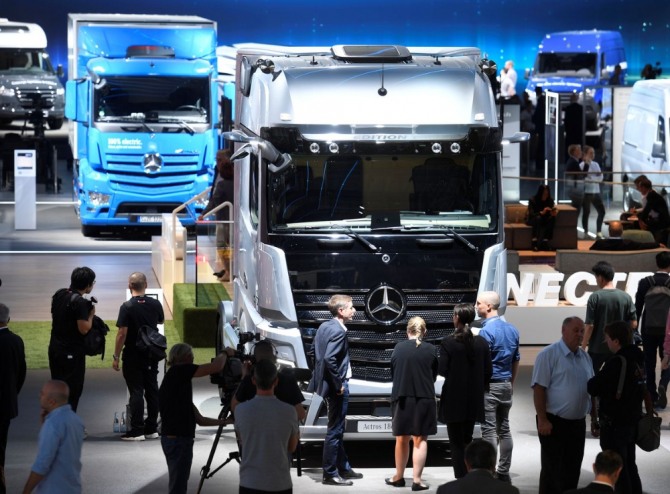 지난 2018년 독일 하노버 메쎄에서 열린 IAA 트럭 무역 전람회에서 전시된 메르세데스-벤츠가 생산한 트럭. 사진=로이터