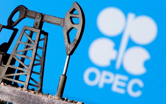 오펙(OPEC) 로고 앞의 3D 인쇄 오일 펌프 잭. 사진=로이터